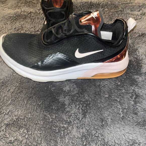 Nike Women's Air Max Motion 2 - Picture 2 of 3